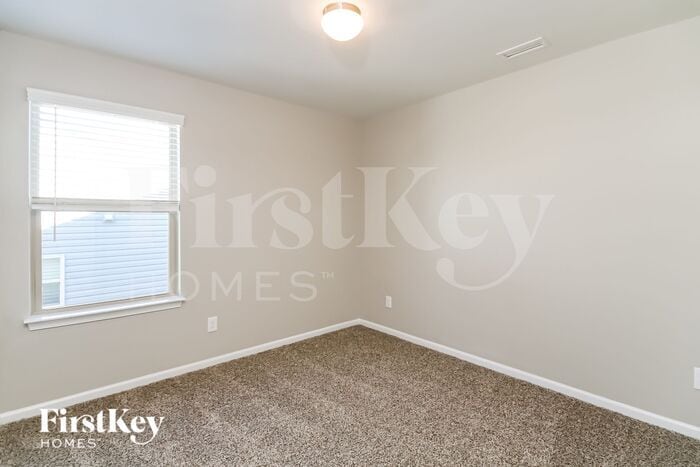 Building Photo - 10112 Holly Park Dr