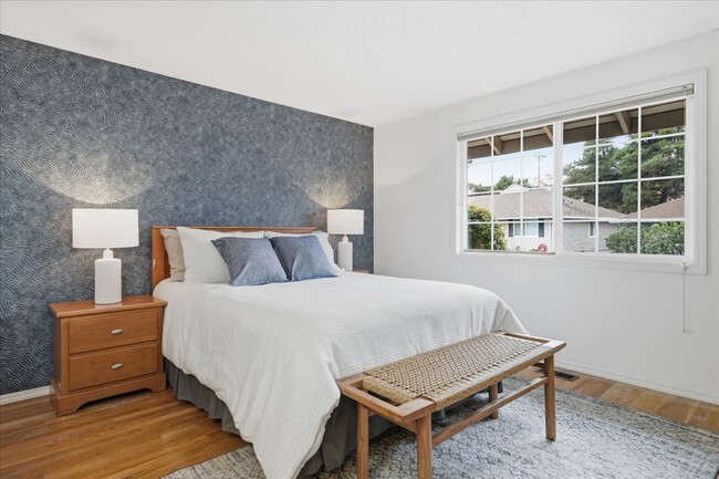 Building Photo - 5330 SW Mayfair Ct