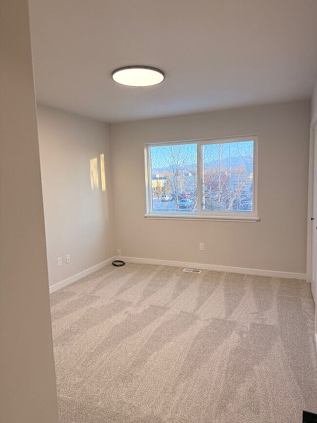 Building Photo - 3 Bedroom South Anchorage Townhouse! Utilities Included!