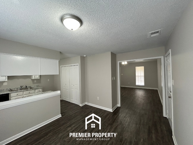 Building Photo - 3760 Ivanhoe Dr