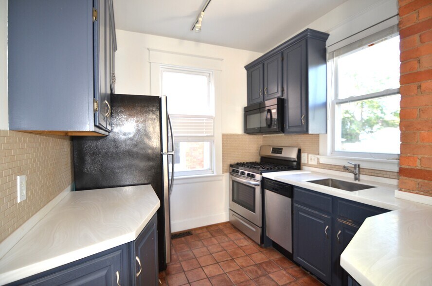 Building Photo - 2748 Markbreit Ave