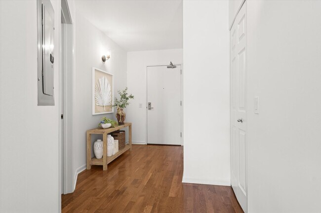 Building Photo - 873 N Larrabee St