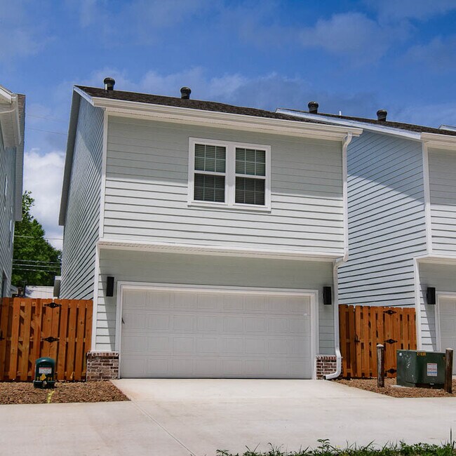 Building Photo - 508 W Persimmon St