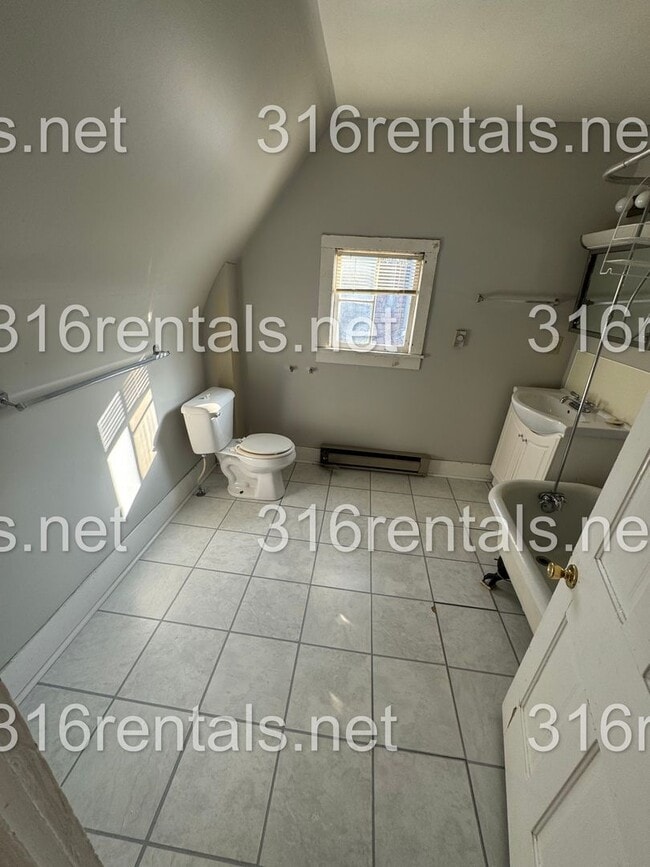 Building Photo - $795 - 2 bed 1 bath - Duplex