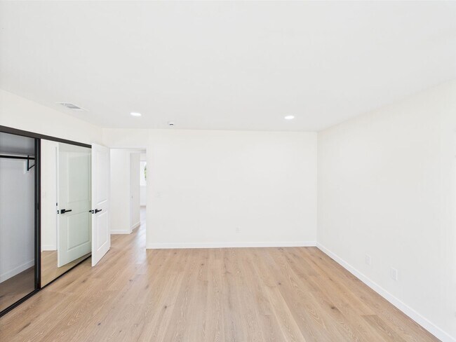 Building Photo - Modern Luxury 3x2 home in the Heart of Vista