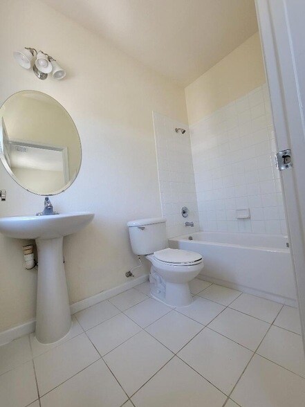 Building Photo - 221 Greenwich Cir