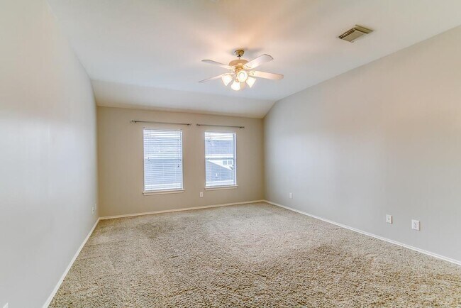 Building Photo - 914 W Heights Hollow Ln