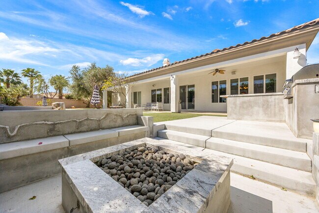 Building Photo - 49392 Hohokam River St