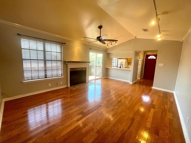 Building Photo - Cozy 1 Bedroom, 1 Bathroom Condo In the He...