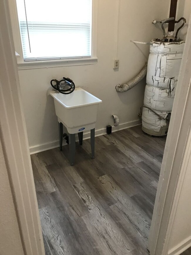 Building Photo - Cute Home in Dixon is Available Now