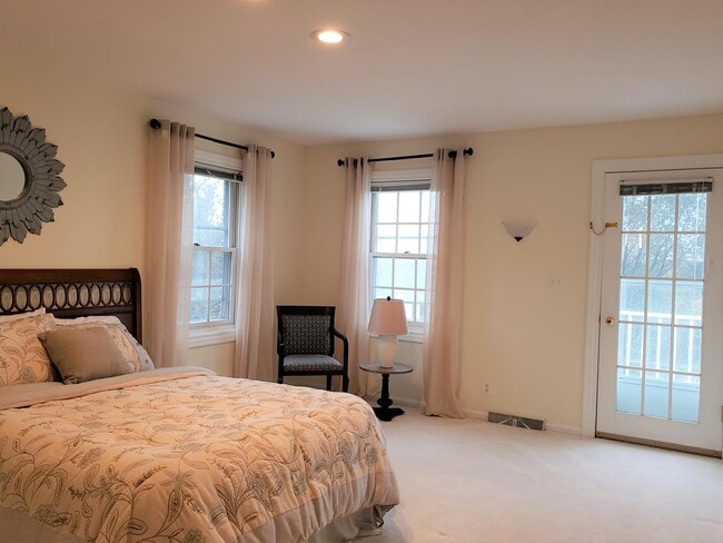 Building Photo - W280N1690 Golf View Dr