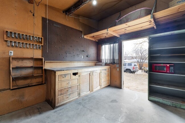 Building Photo - Adorable home on over-sized lot!