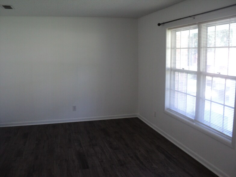 Building Photo - 343 Bonnie Dr
