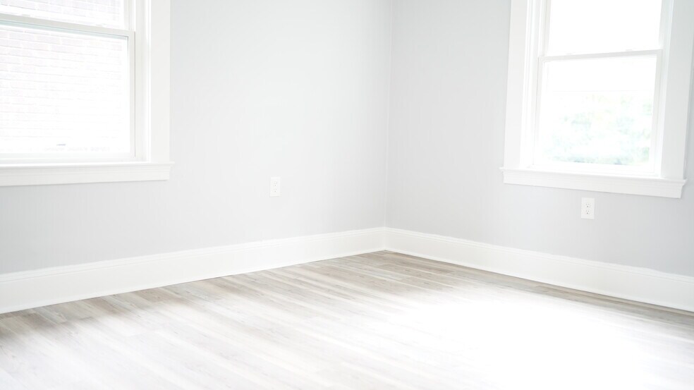 Building Photo - 3370 Parkview Ave