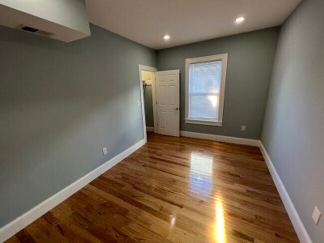 Building Photo - Beautiful Porter/Harvard 2 bedroom apartme...
