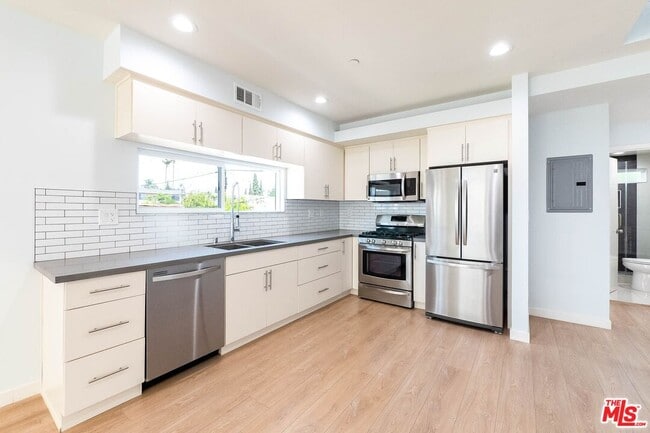 Building Photo - 758 1/2 N Ridgewood Pl