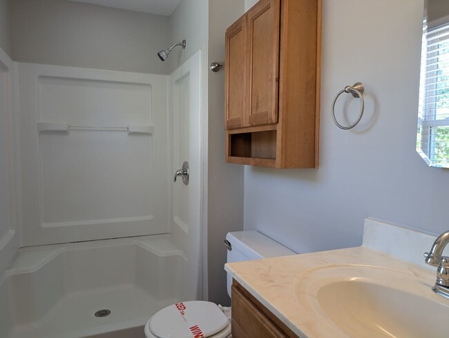 Building Photo - Cozy 2 story, 5 bedroom, 3.5 bathroom hous...