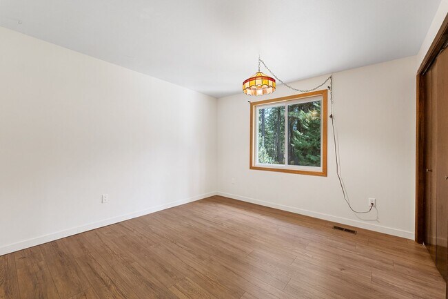 Building Photo - Beautiful 5-Bedroom close to Greenbluff. M...