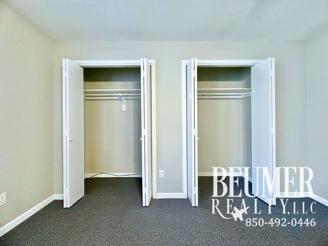 Building Photo - 2br 1.5 bath Townhome Located Close to Water