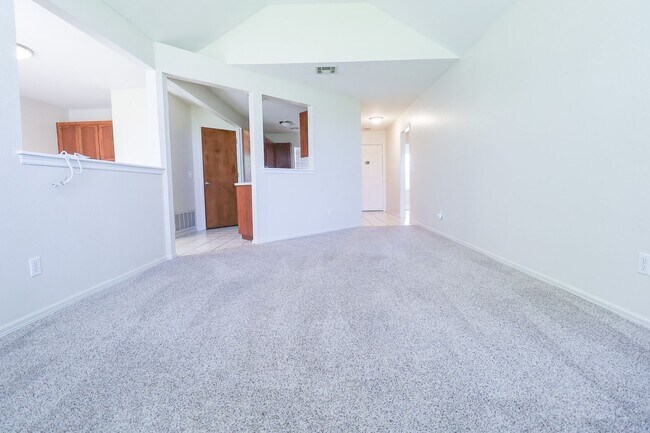 Building Photo - 2 Bed 1 Bath House in Claremore