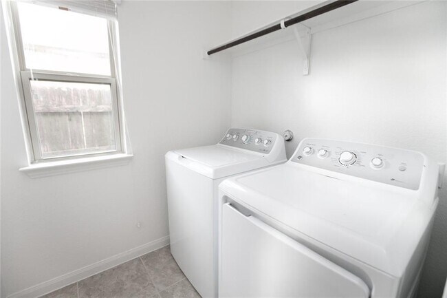 Building Photo - 361 Shale Cir