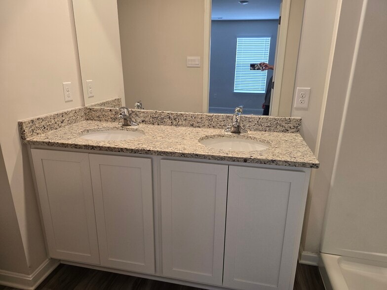 Building Photo - 330 Maple Run Dr