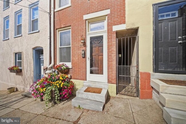 Building Photo - 3737 Calumet St