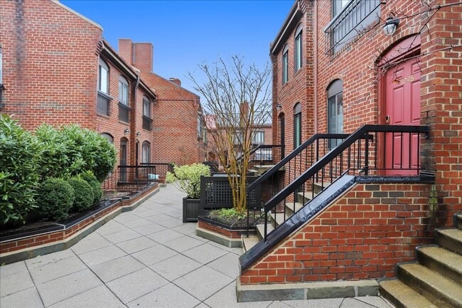 Building Photo - Updated townhome in popular Paper Mill Cou...