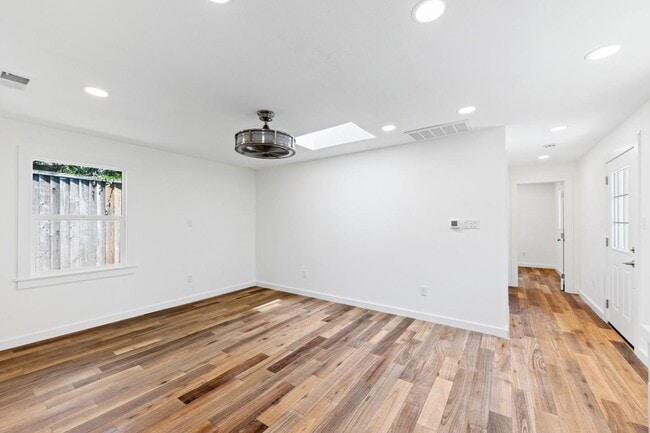 Building Photo - 616 Redwood Ave