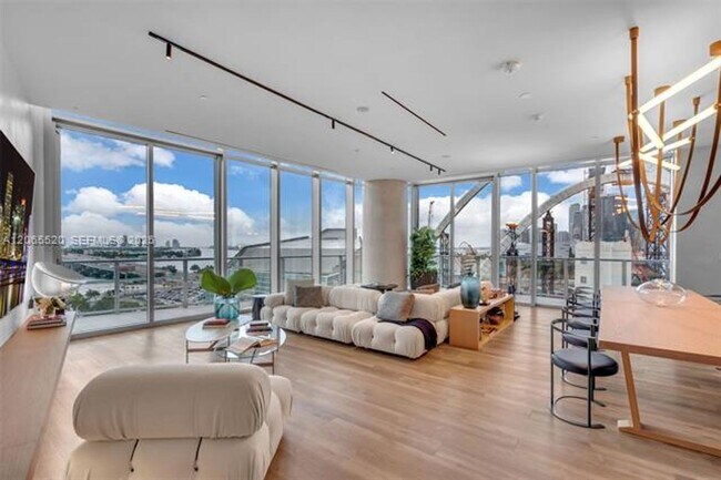 Building Photo - 1400 Biscayne Blvd
