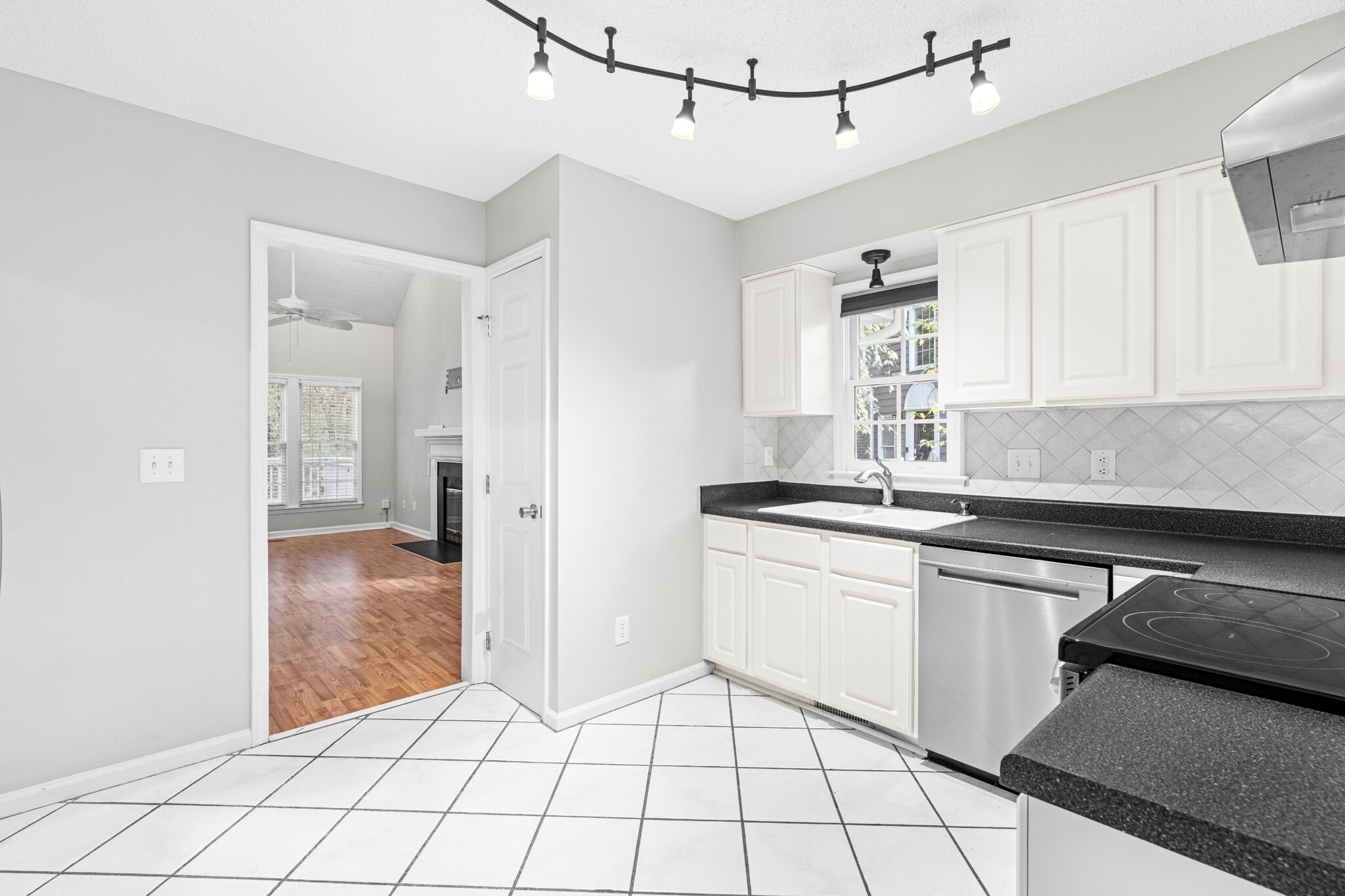 Building Photo - 6736 Queen Annes Dr