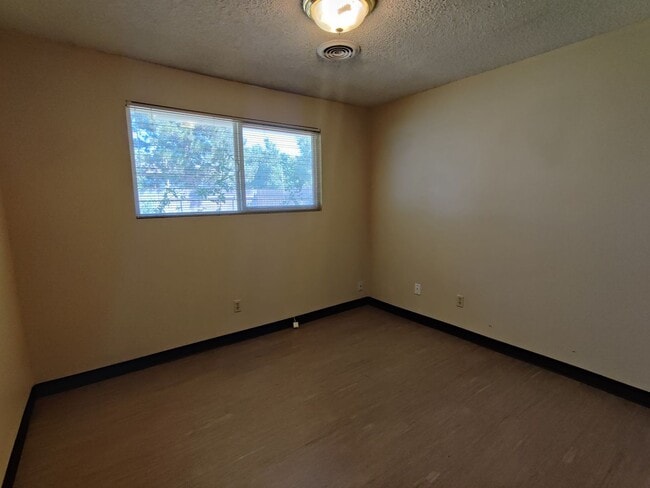Building Photo - Central Kennewick Duplex for Rent