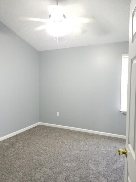 Master bedroom - 343 Beaverview Dr