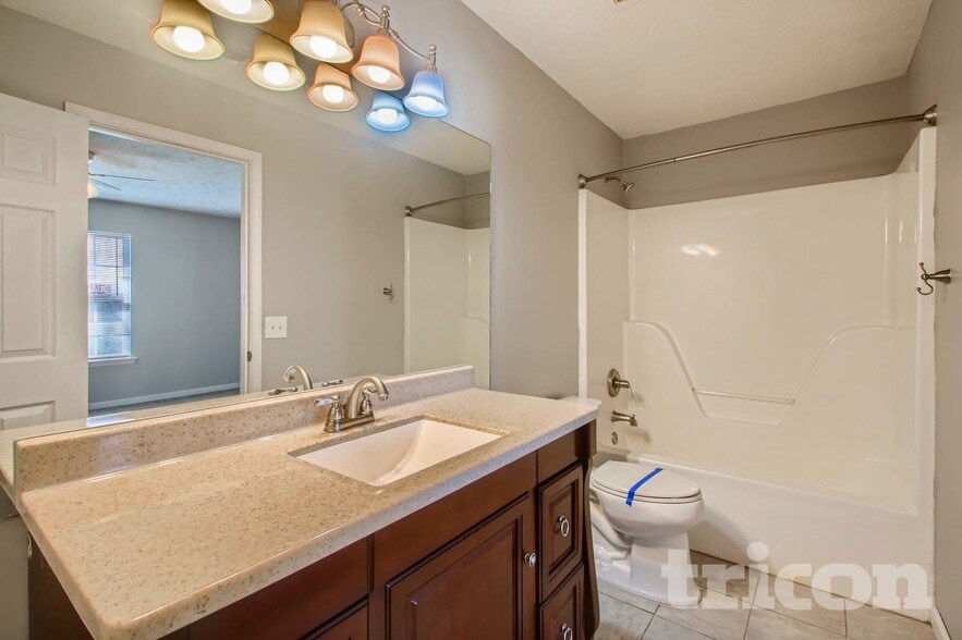Building Photo - 128 Royal Garden Dr