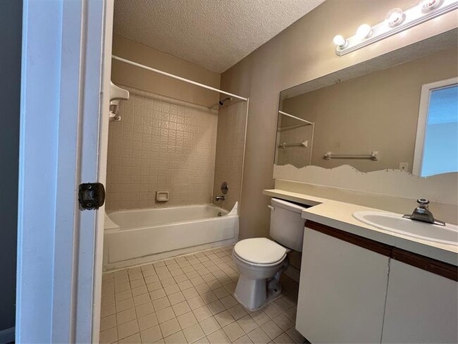Building Photo - 10605 Royal Palm Blvd