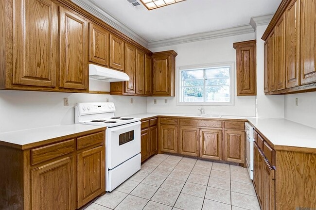 Building Photo - 550 S River Rd