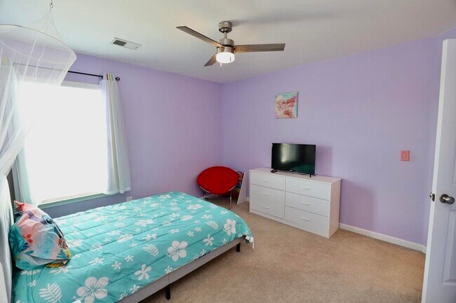 Building Photo - 3260 Matthews Dr