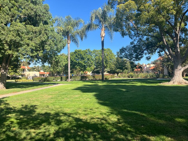 Building Photo - Spacious 3 Bedroom, 2.5 Bath Condo in a Be...