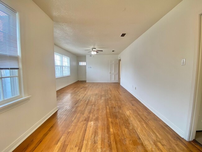 Building Photo - Pre-leasing now - 3 bed /2 bath - available 6/10/2026