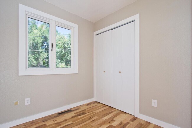 Building Photo - **Look & Lease Special**Bright 4BR Home Near CU Boulder + HOP Line-