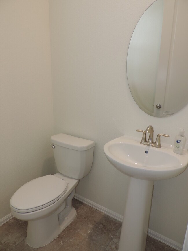 Building Photo - Sierra Ridge 4 Bedroom Home (Available Imm...