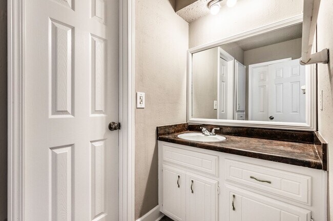 Building Photo - 918 Delmar Cir