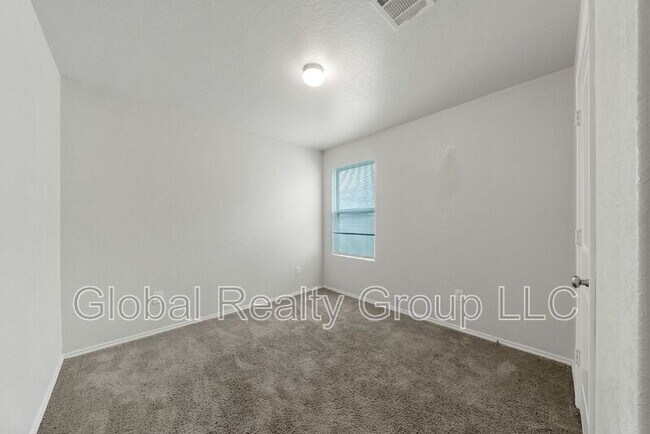 Building Photo - 5914 Sunshine Smt