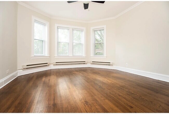 Building Photo - 3815 N Greenview Ave