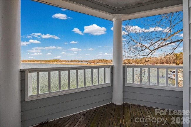 Building Photo - 372 Northwest Dr