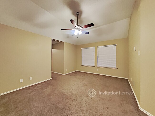 Building Photo - 720 Hollow Ridge Dr
