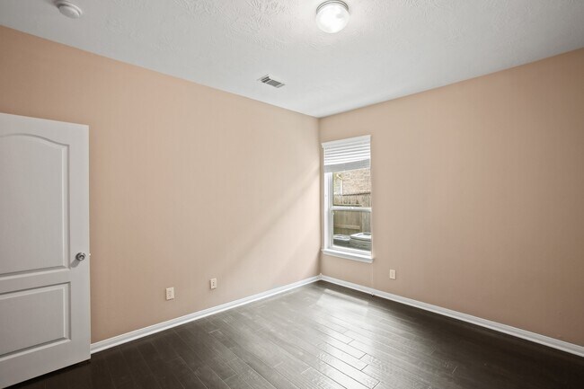 Building Photo - 1606 Sunderland Dr