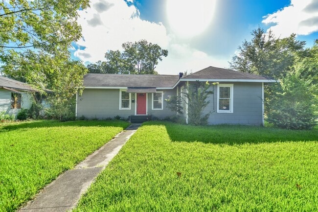 Building Photo - Comfy 3 Bedroom Home Complete Rennovation!...