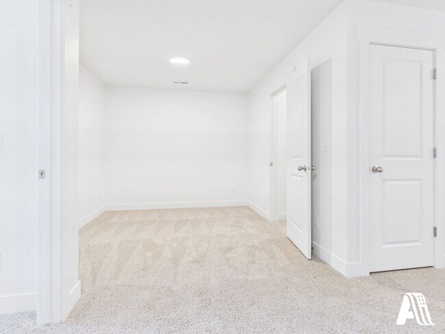 Building Photo - 447 E 650 N