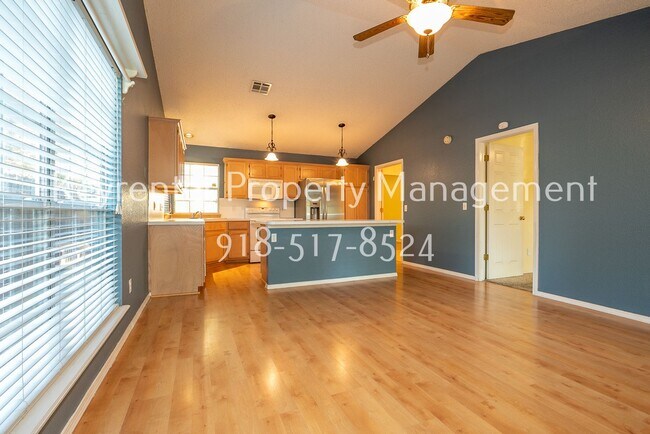 Building Photo - Charming 3 bedroom home with cozy fireplace and 2 car garage!! Price drop!